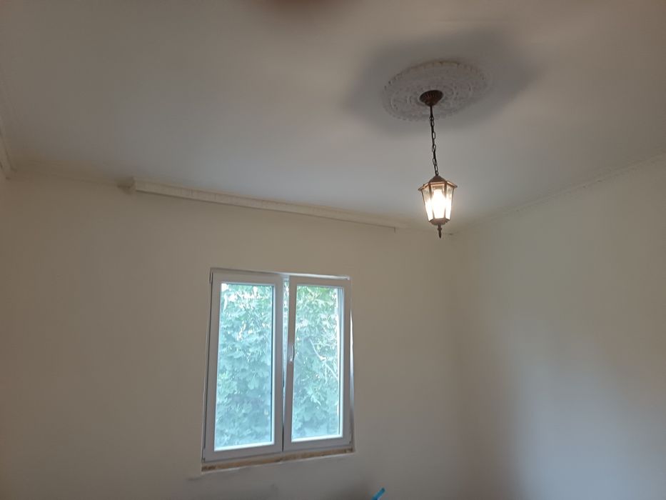 Масивна двуетажна къща в село Студена