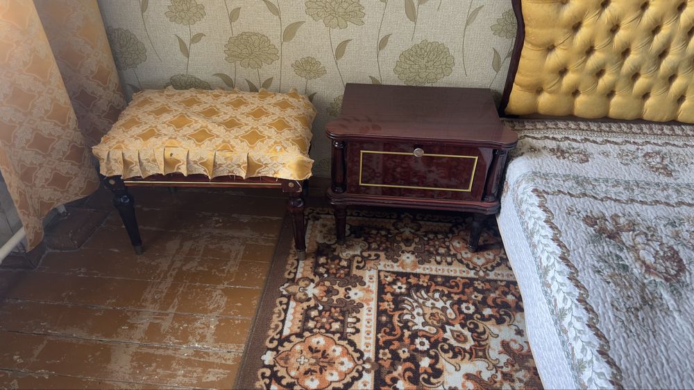 Пуфик и 2 тумбочка