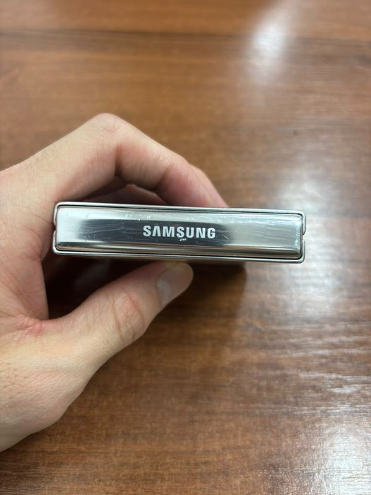 Samung galaxy z flip 5