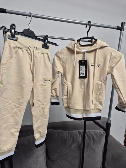 Vând trening Boss copii