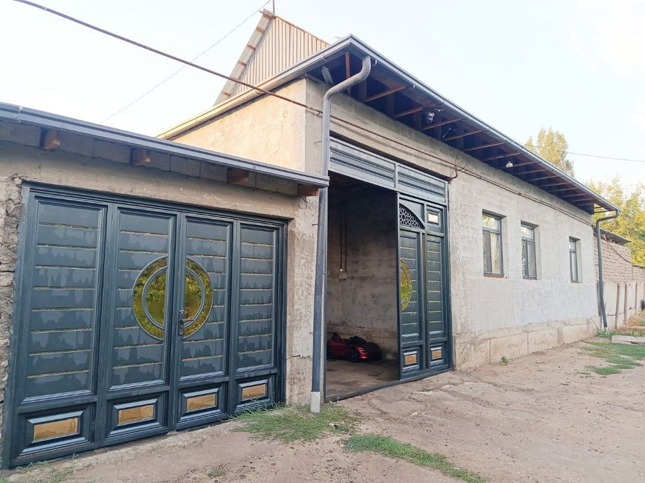 Hovli sotiladi 4 xonali uy sotiladi 2.5 sotix YASHASHGA TAYYOR