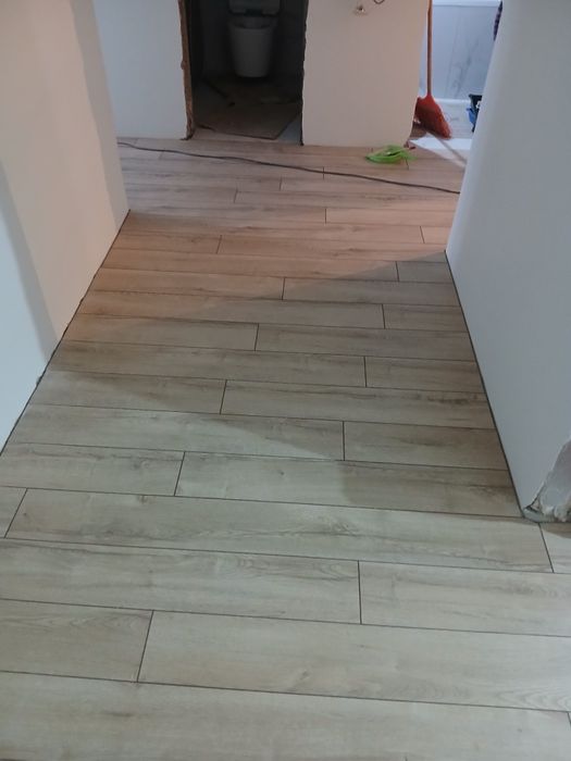 Укладка ламината и кварцвинила