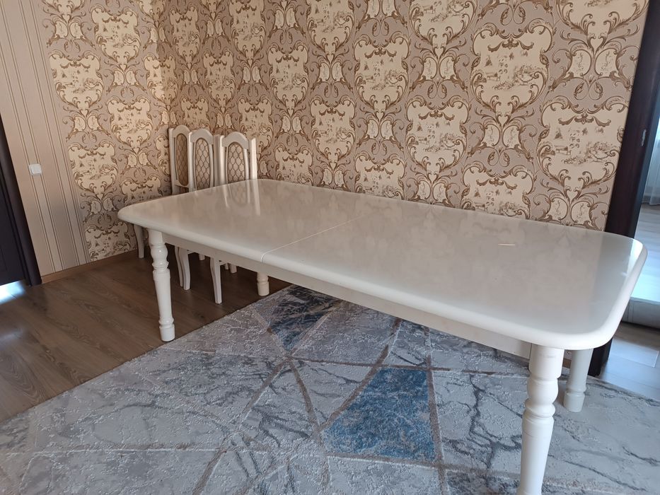 Стол со стульями