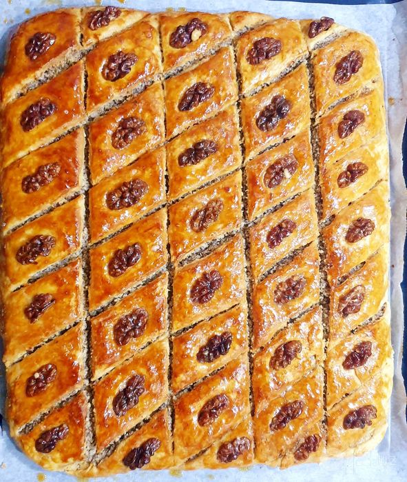 Пахлава с грецкими орехами.