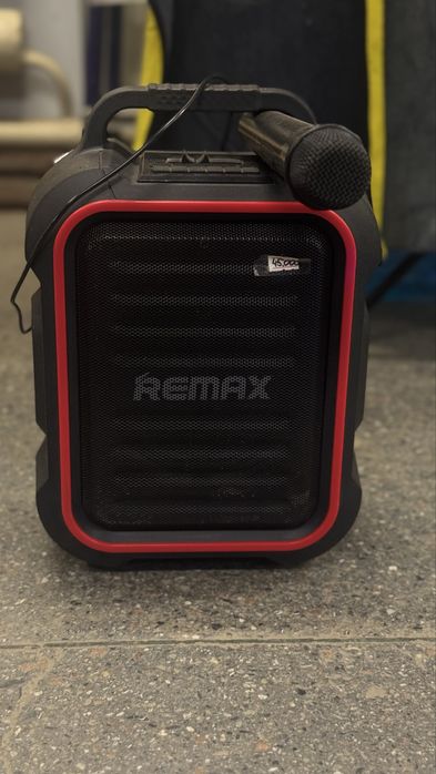 В оригинале с безпроводным микрофоном