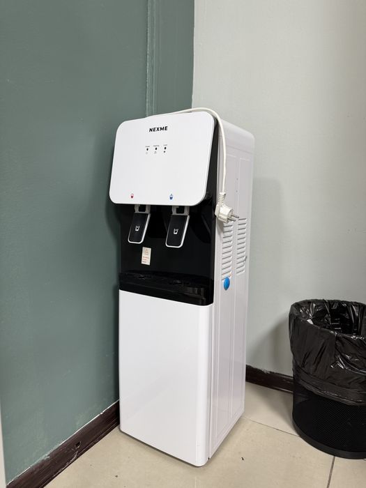 Кулер для воды и Урна для мусора