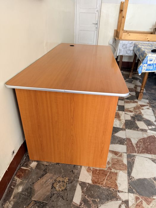 Vand birou in stare buna