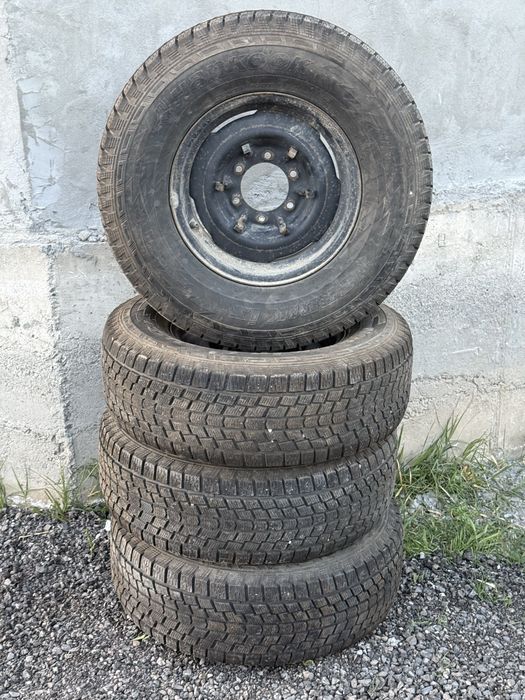 Продам зимние шины с дисками 255/70/15