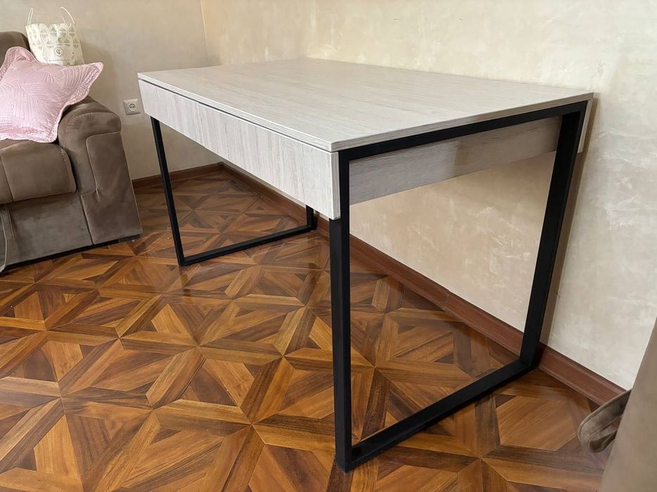 Стол письменный для работы и учебы