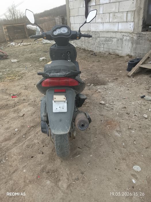 vând scuter malaguti F18