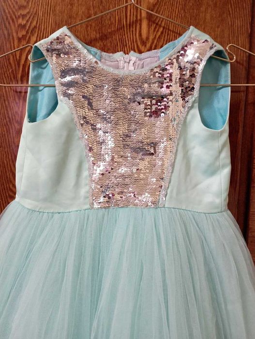 Продам платья на девочку