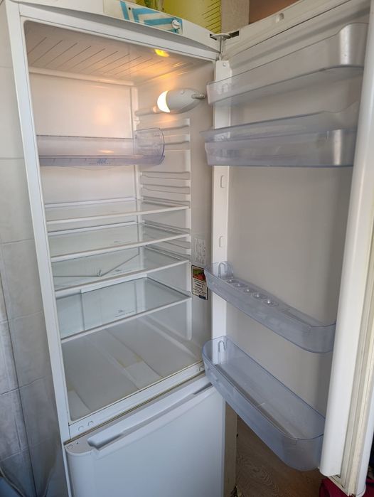 продается холодильник Индезит