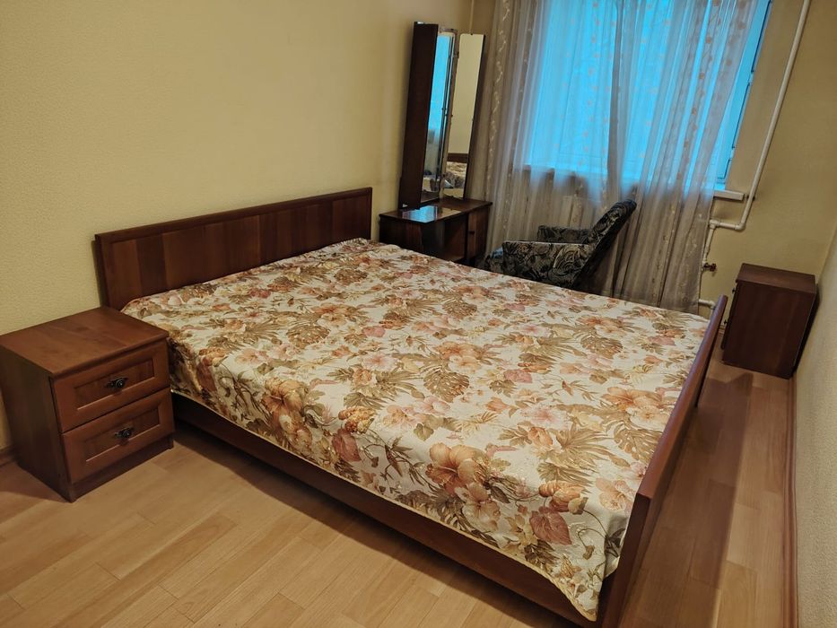 Продаю кровать, матрас, 2 тумбочки