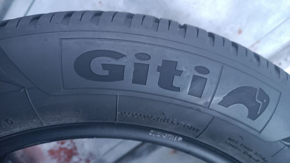 225/55/17 Giti .