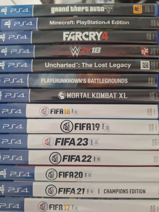 PS 4 cu 2 manete si 14 jocuri