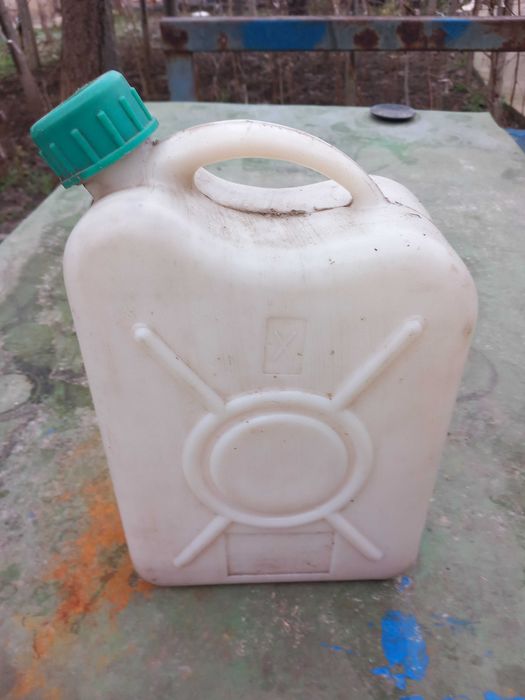 Туби малка и голяма пластмасови за вино.