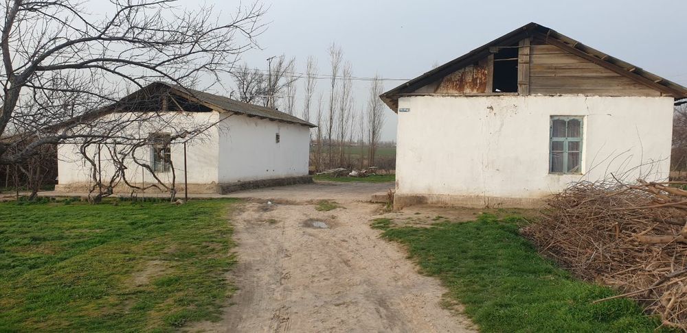 Zaruryatligi uchun sotilmoqda uy  sotiladi 3 xonadan 2 ta