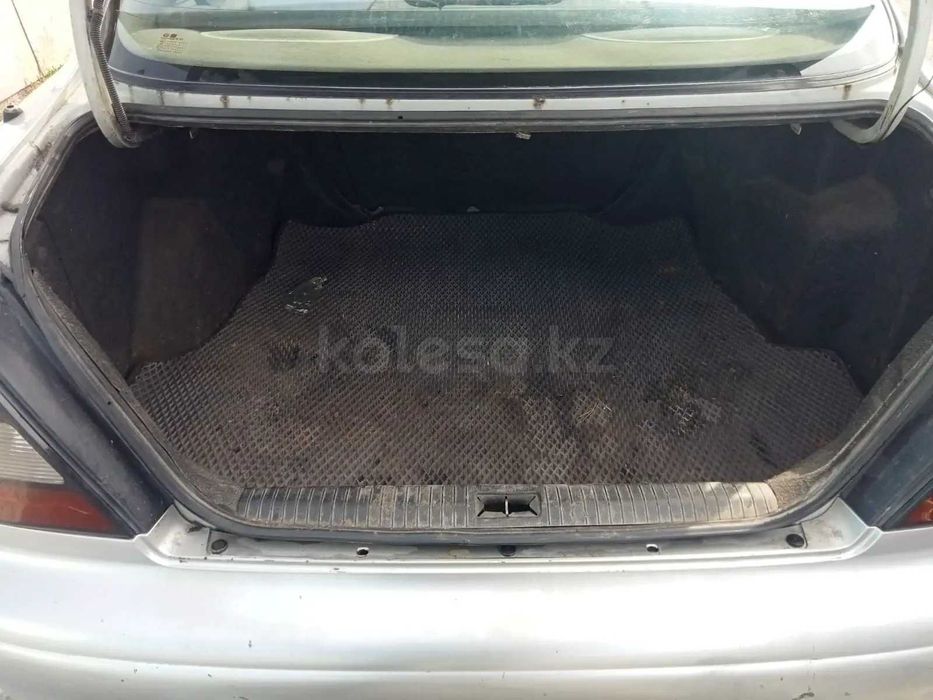 Автомобиль деу леганза.