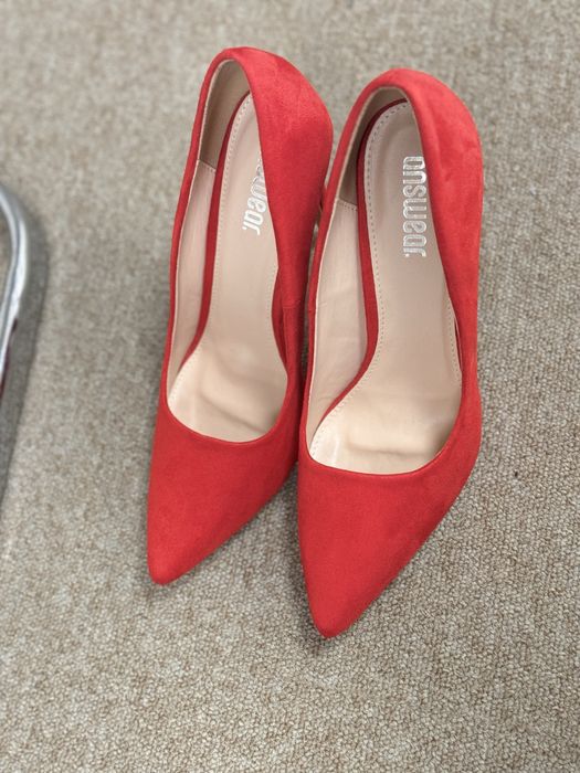 Rochie  neagra + pantofi rosii Answer