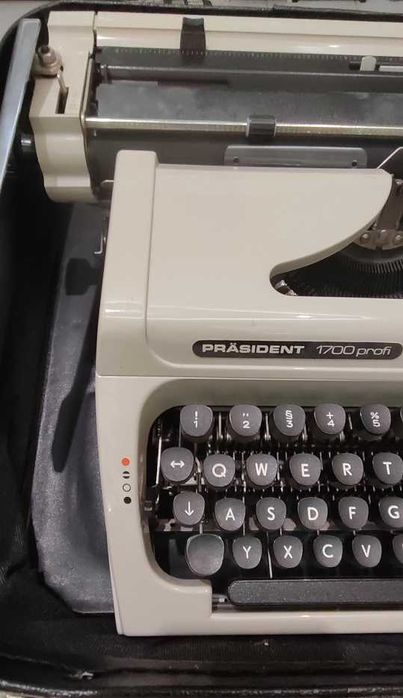 Пишеща машина с куфар