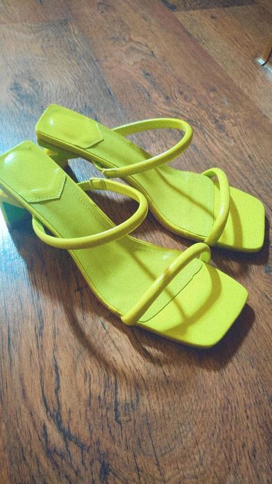 Женские босоножки