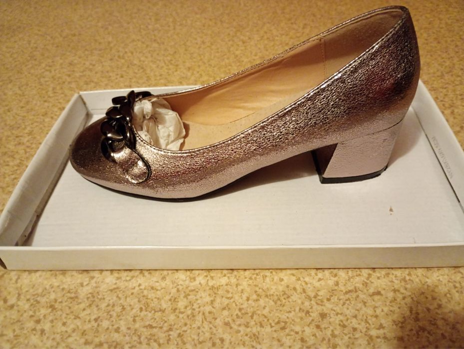 Pantofi aurii cu toc