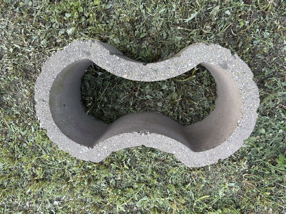 Jardiniera clepsidra din beton