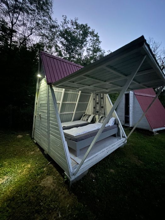 P. Fizică închiriez casă+curte pentru grupuri pe termen scurt.