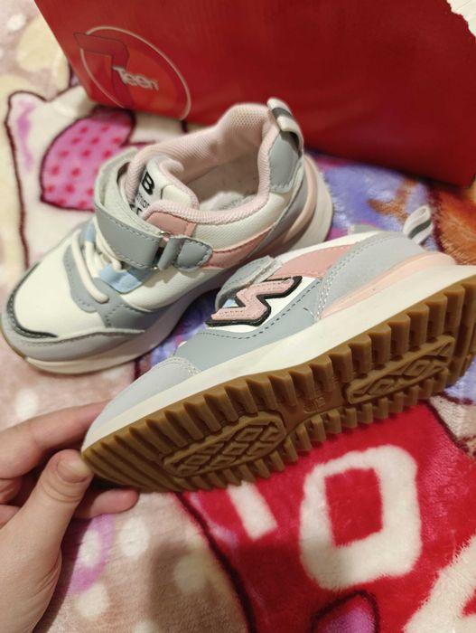 Кроссовки на девочку