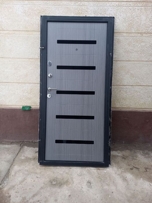 Эшик б, у сотилади холати яхши. Продаётса двер.