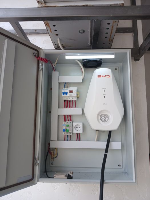 Установка зарядного устройства для электромобиля. Elektromobil  zaryad