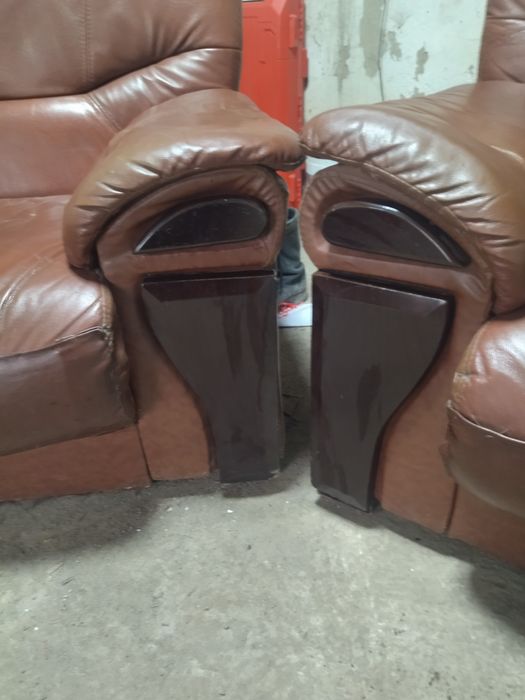 2. кожаных кресла