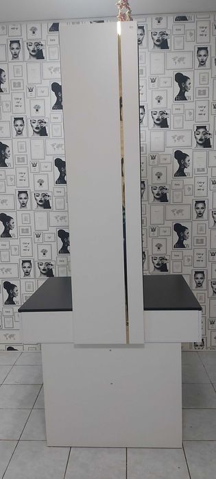 Продаю комод с зеркалом парикмахерскую