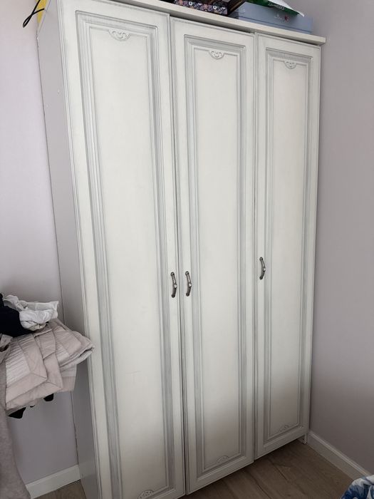 Шкаф платяной трехдверный