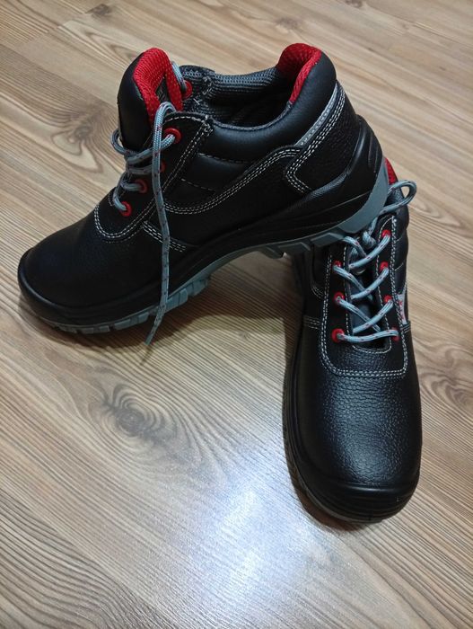 Продавам работни обувки с бомбе