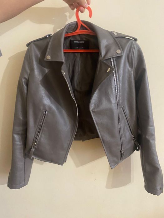 Куртка кожанная нежно-коричневого цвета