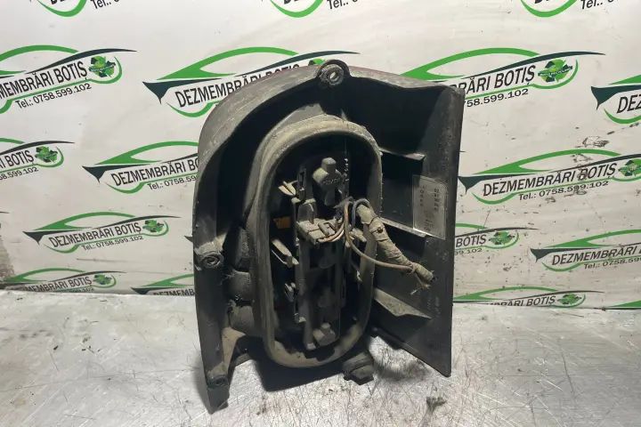 Soclu becuri lampa stop pe aripa stanga Mercedes-Benz Vito 2000