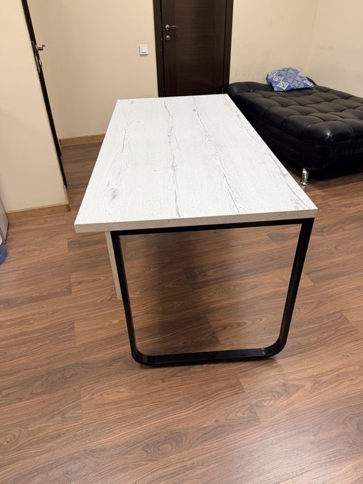 Офисный стол и кресло