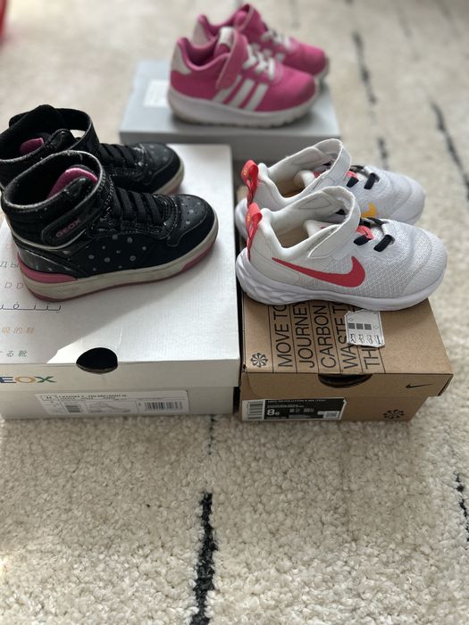 Три чифта детски обувки