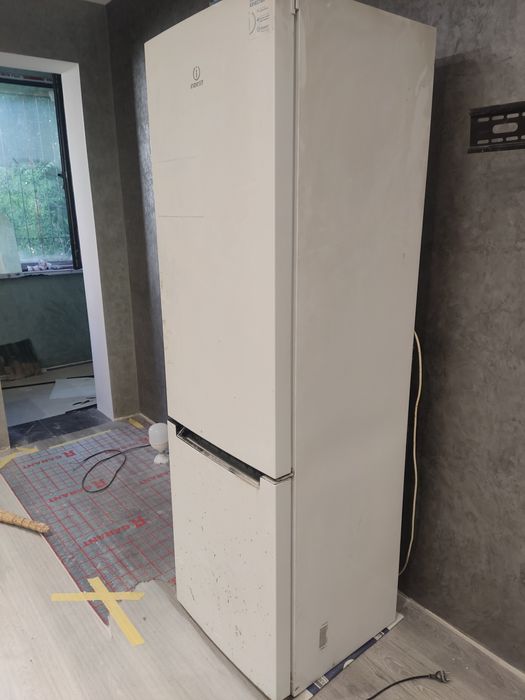 Холодильник Indesit