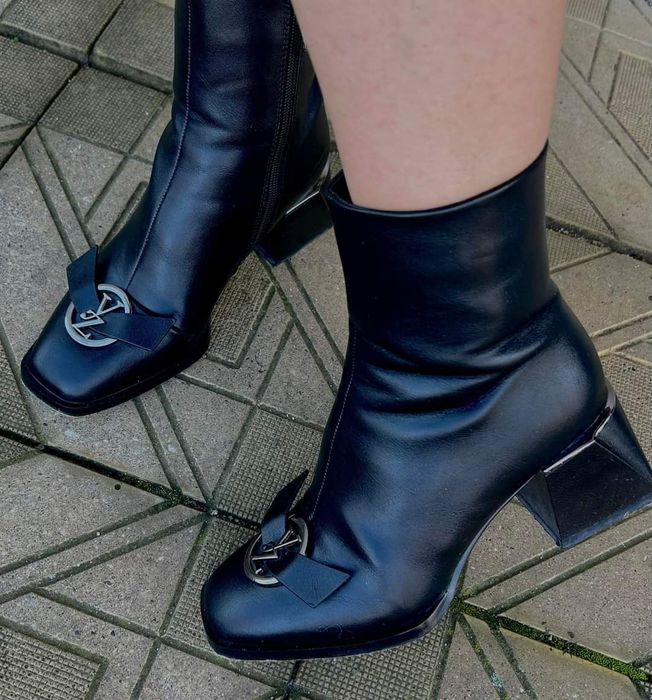 Черни кожени боти