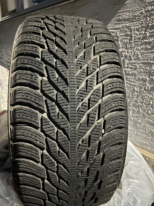 Шины зимние Б/У  245/40R18