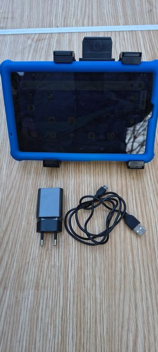 Vand tabletă Lenovo 250 ron.