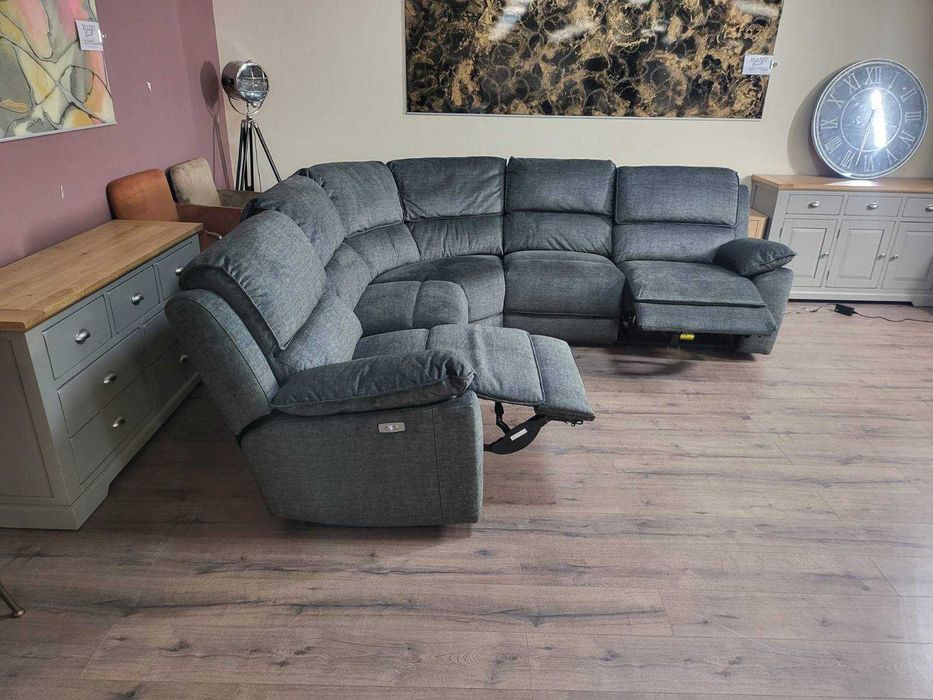 Сив ъглов диван от плат с електрически релаксиращ механизъм