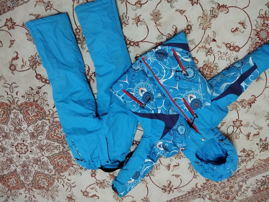 Продам зимний комбинезон для девочки