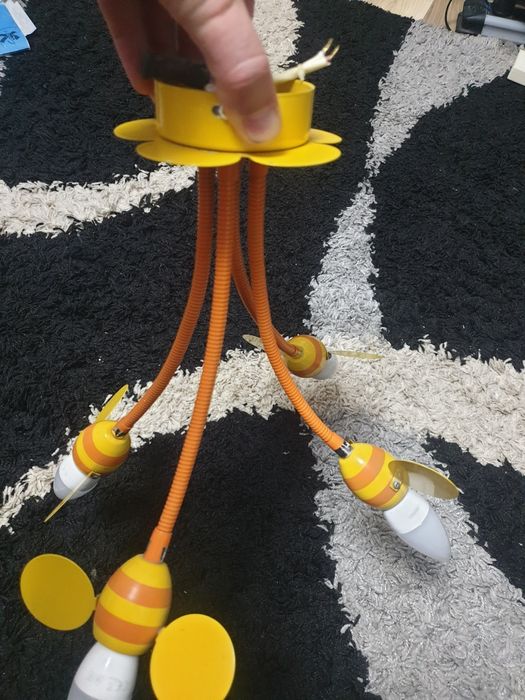 Lustră model albinuțe