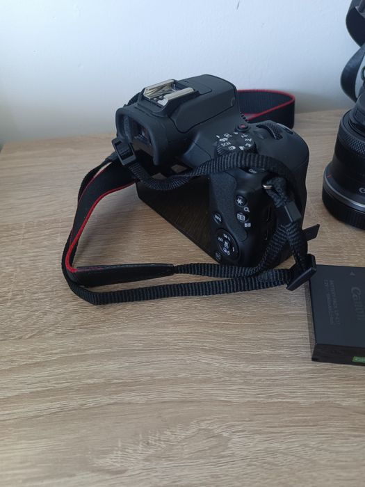 фотоапарат Canon EOS R100 Travel Kit