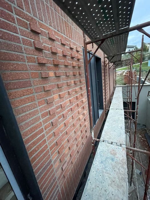 Caramida rosie feliata (semisamota noua)