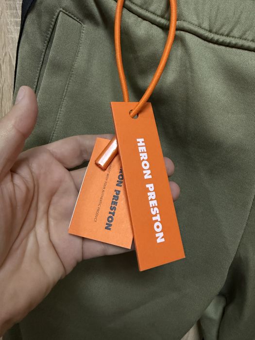 Vand pantaloni Heron Preston.