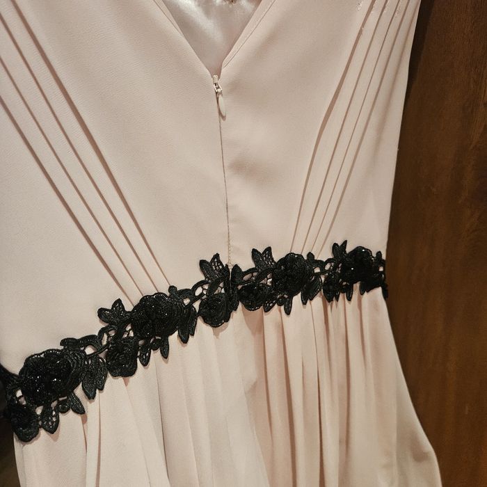 Официална Рокля нежна бледо розова с акцент коланче